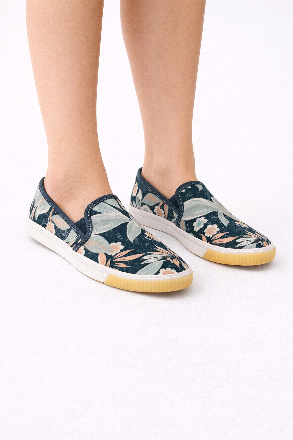 Toms Navy Floral Pre-Owned Ladies Flats - Size 8.5