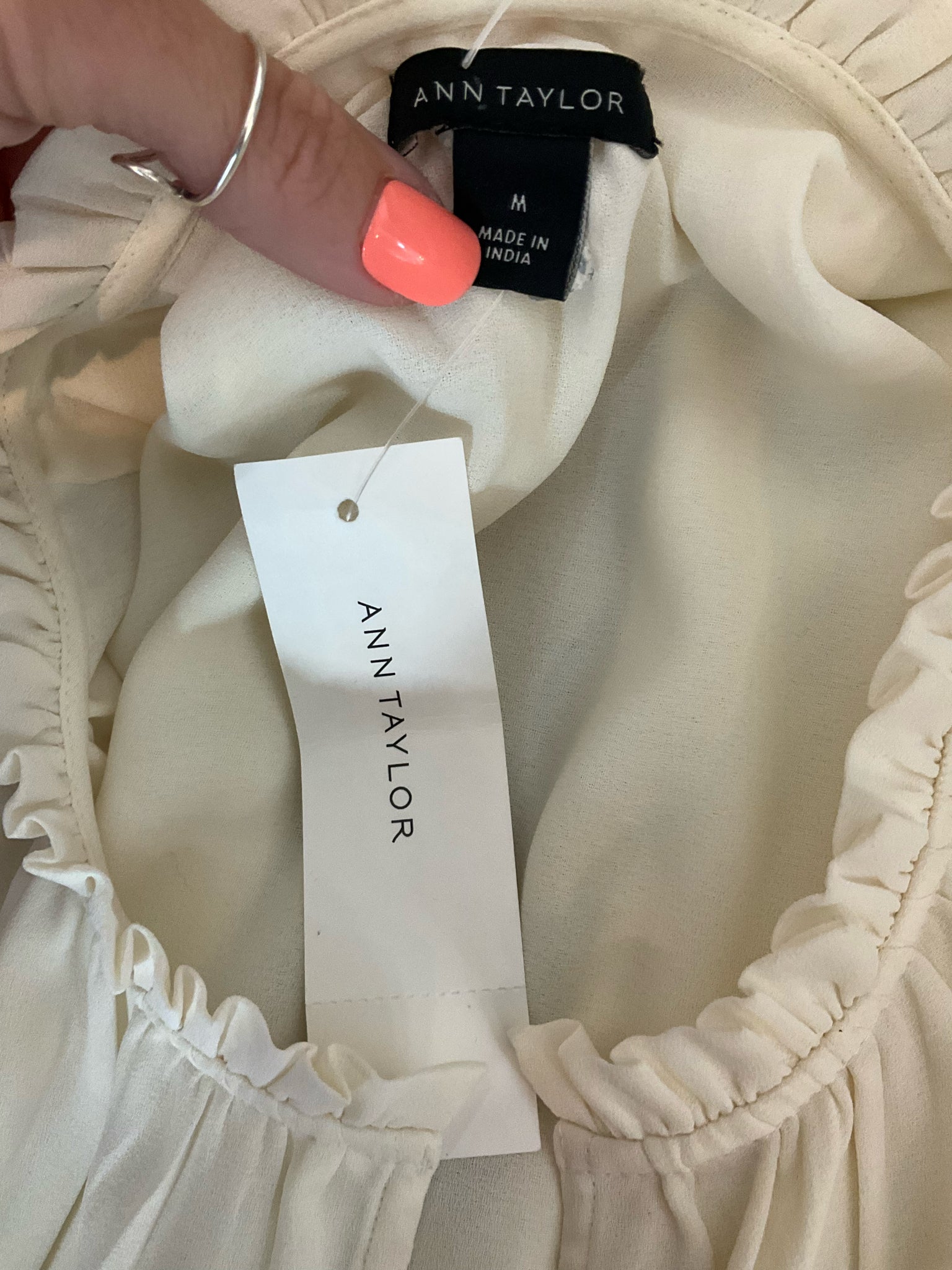 Ann Taylor Size M ecru Solid Pre-Owned Ladies Casual Top - Downstairs