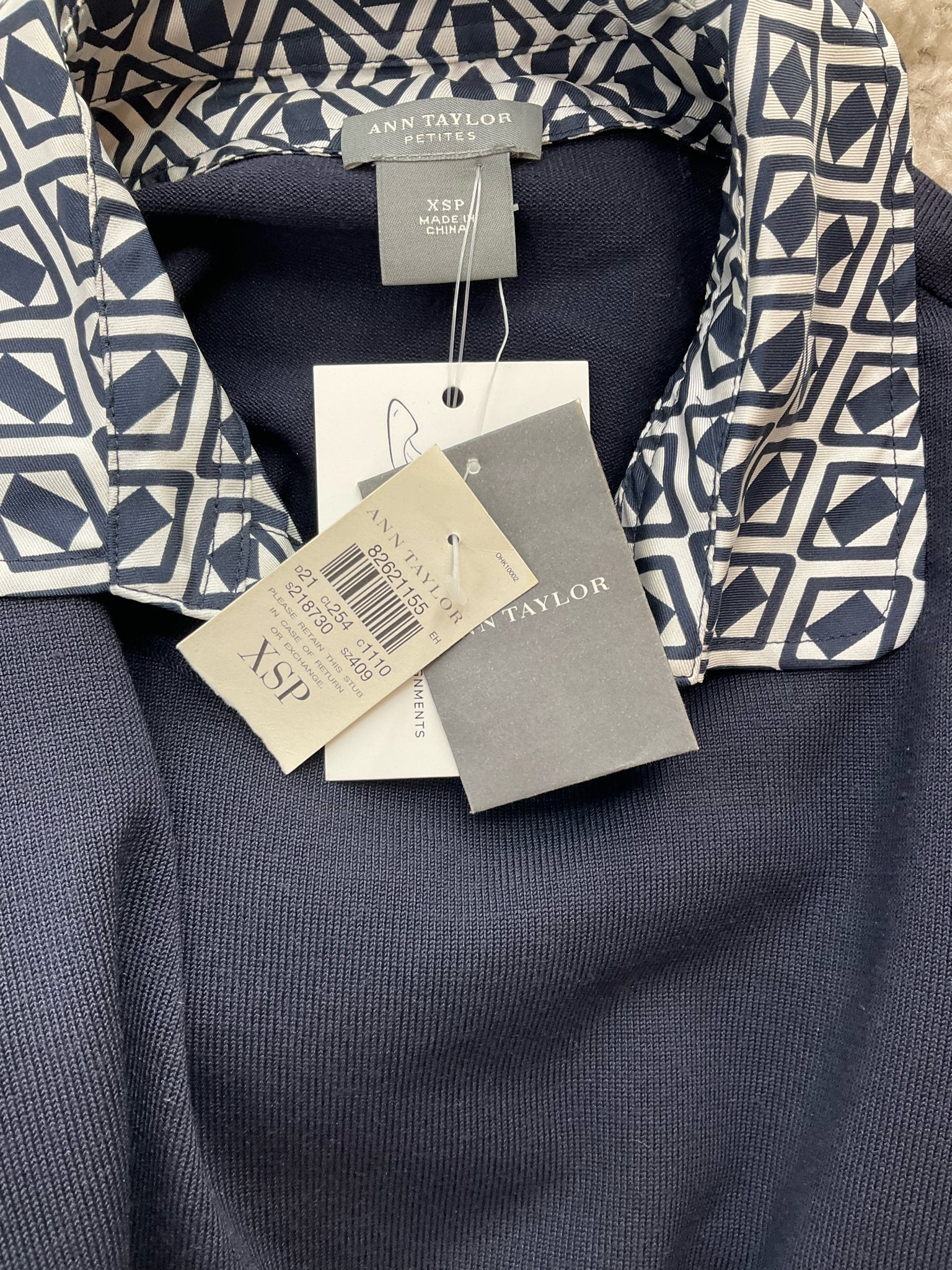 Ann Taylor Navy/White Print Pre-Owned Ladies New with Tags Top - Size XS Petite - Margaret’s Fine Consignment