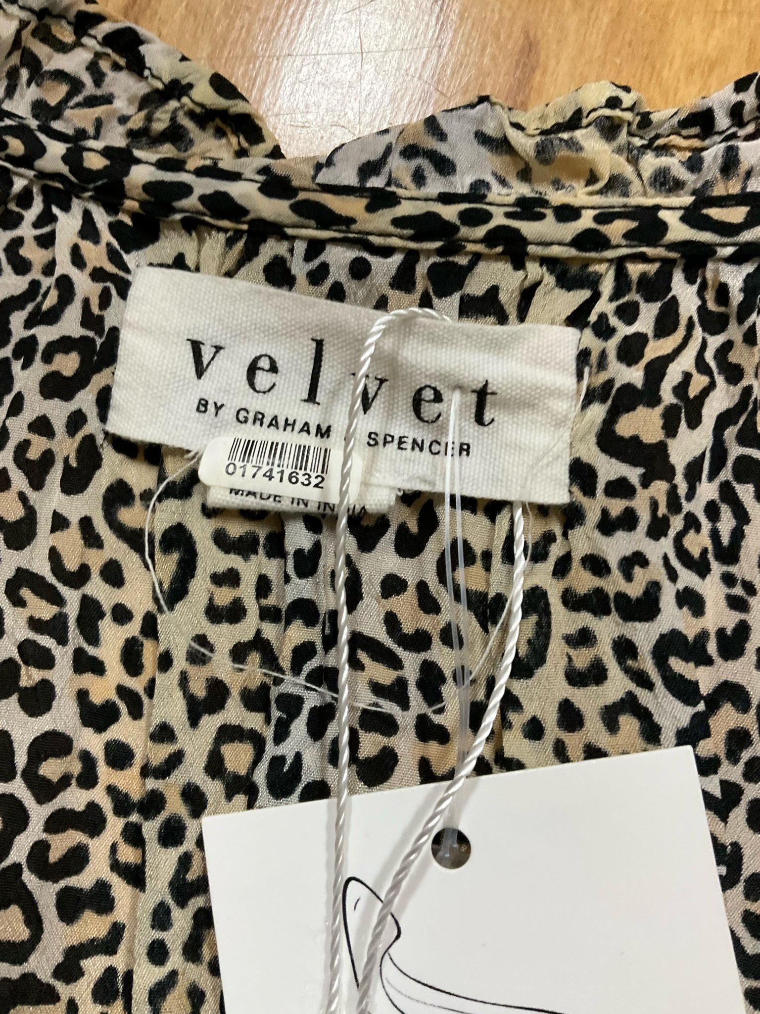 Velvet by Graham & Spencer Mergenti Leopard Print Ruffle V-Neck Top XS NWT