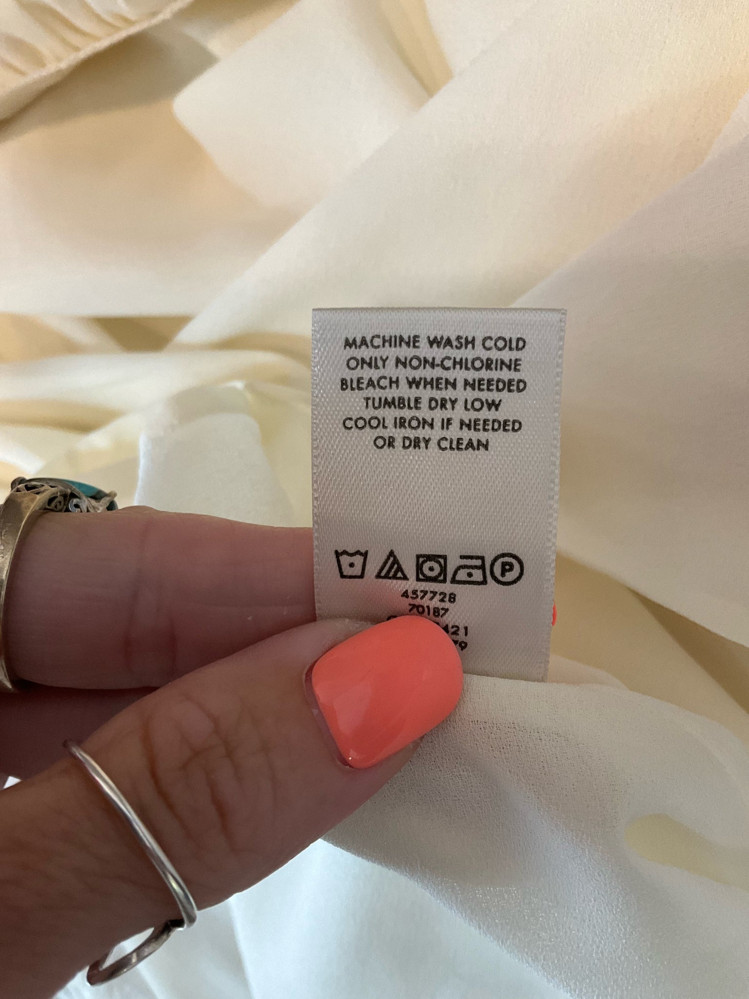 Ann Taylor Size M ecru Solid Pre-Owned Ladies Casual Top - Downstairs