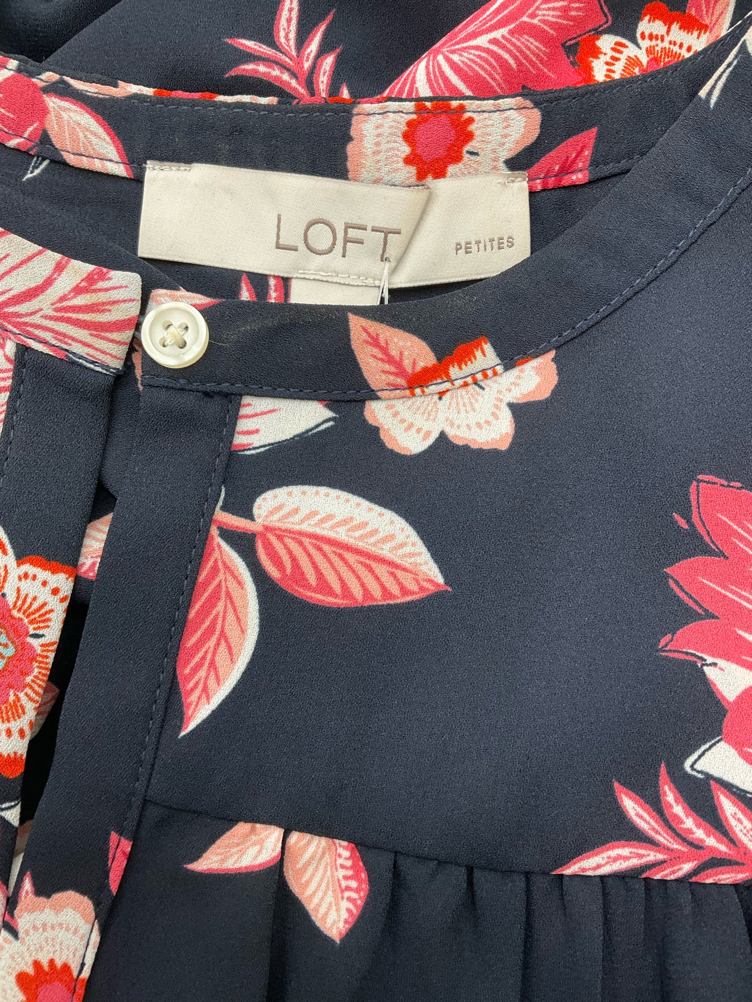 Loft Navy/Pink Floral Pre-Owned Ladies Top - Size Large Petite