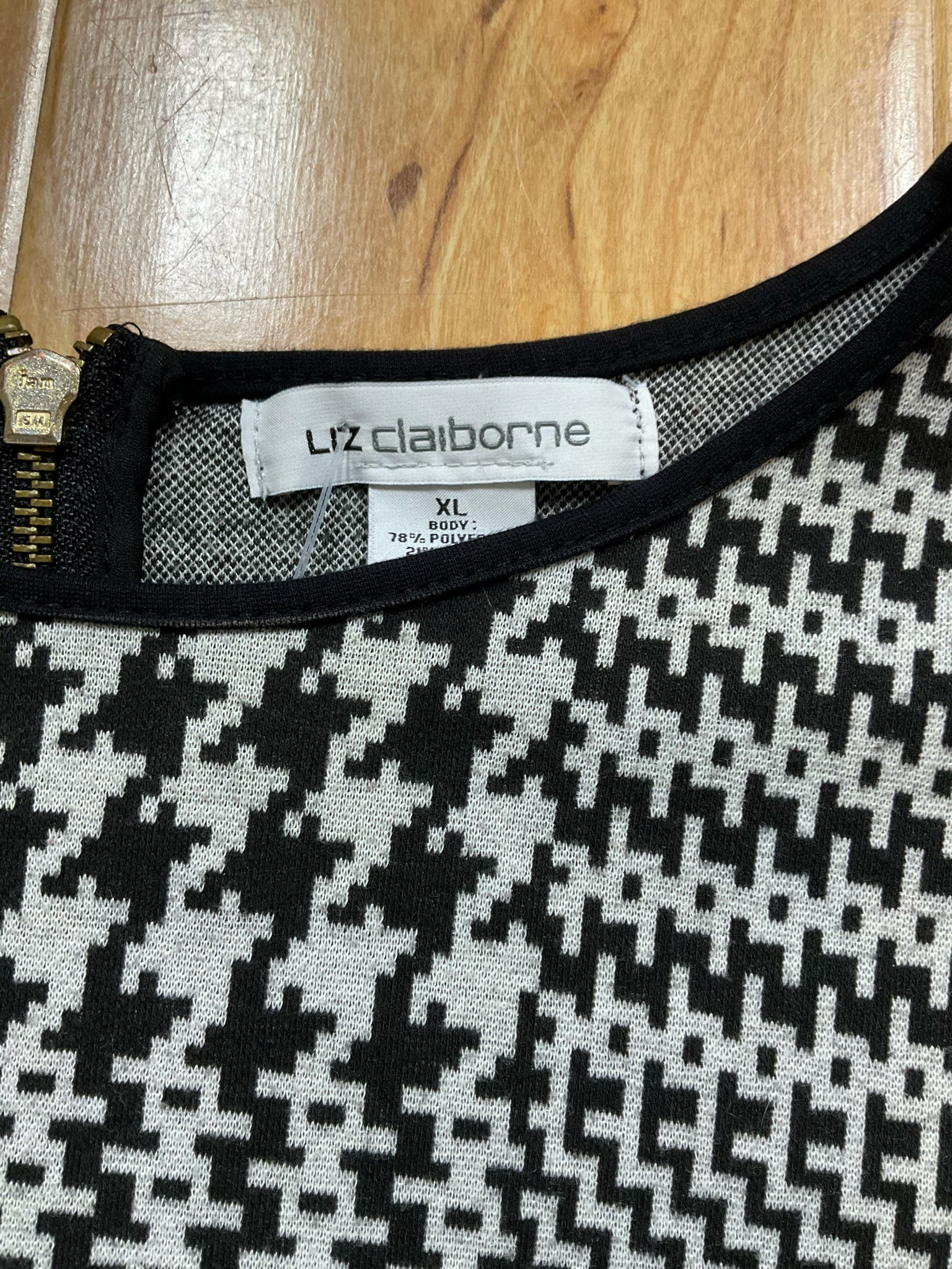 Liz Claiborne Houndstooth Jacquard Knit Tunic Top XL Black Gray Short Sleeve