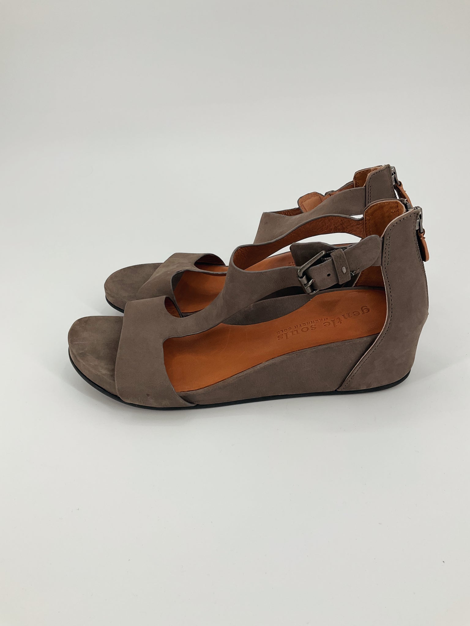 Gentle Souls Taupe Solid Pre-Owned Ladies Sandals - Size 9.5