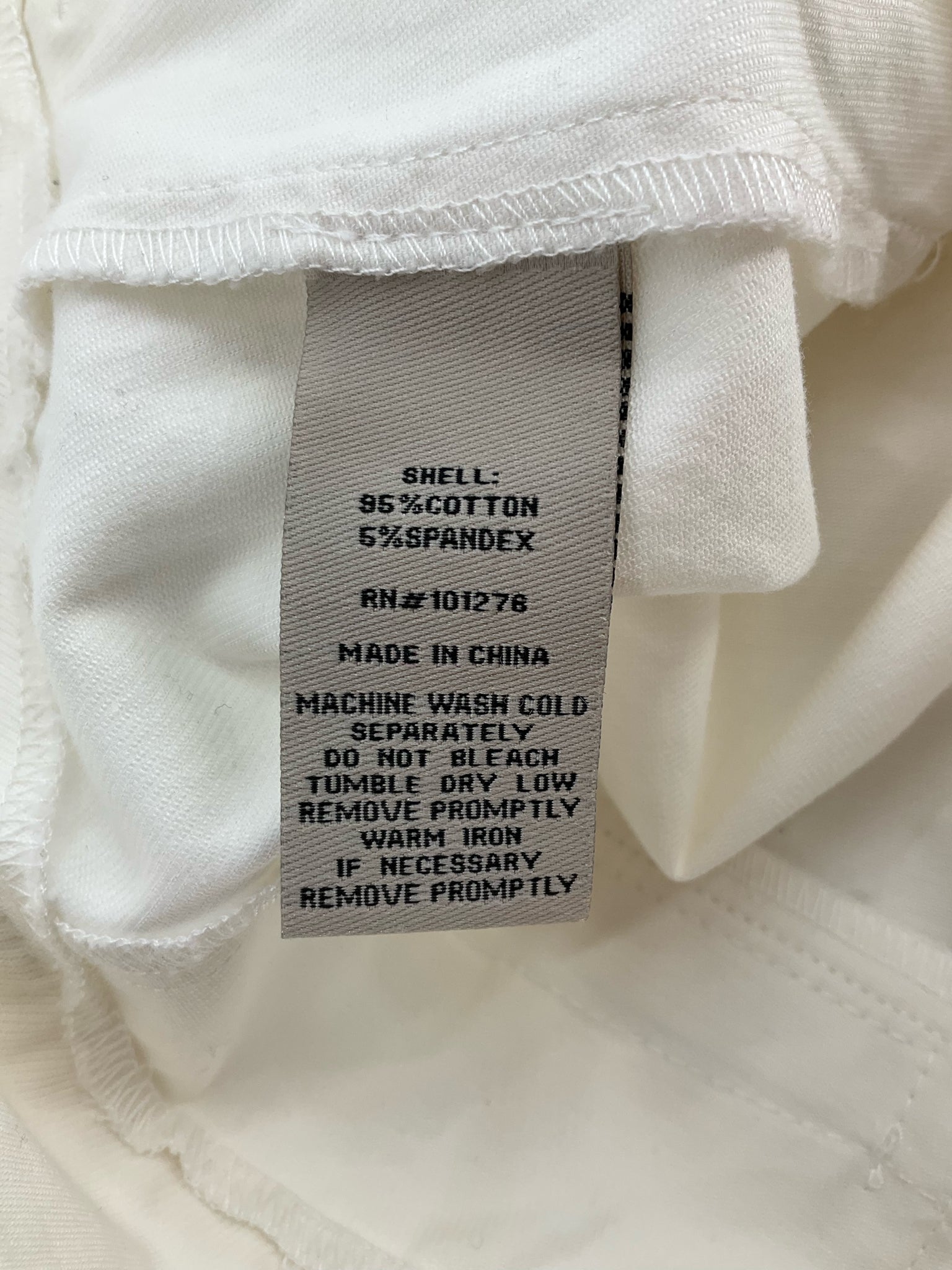 Eci White Solid Pre-Owned Ladies Shorts - Size 6 - Margaret’s Fine Consignment