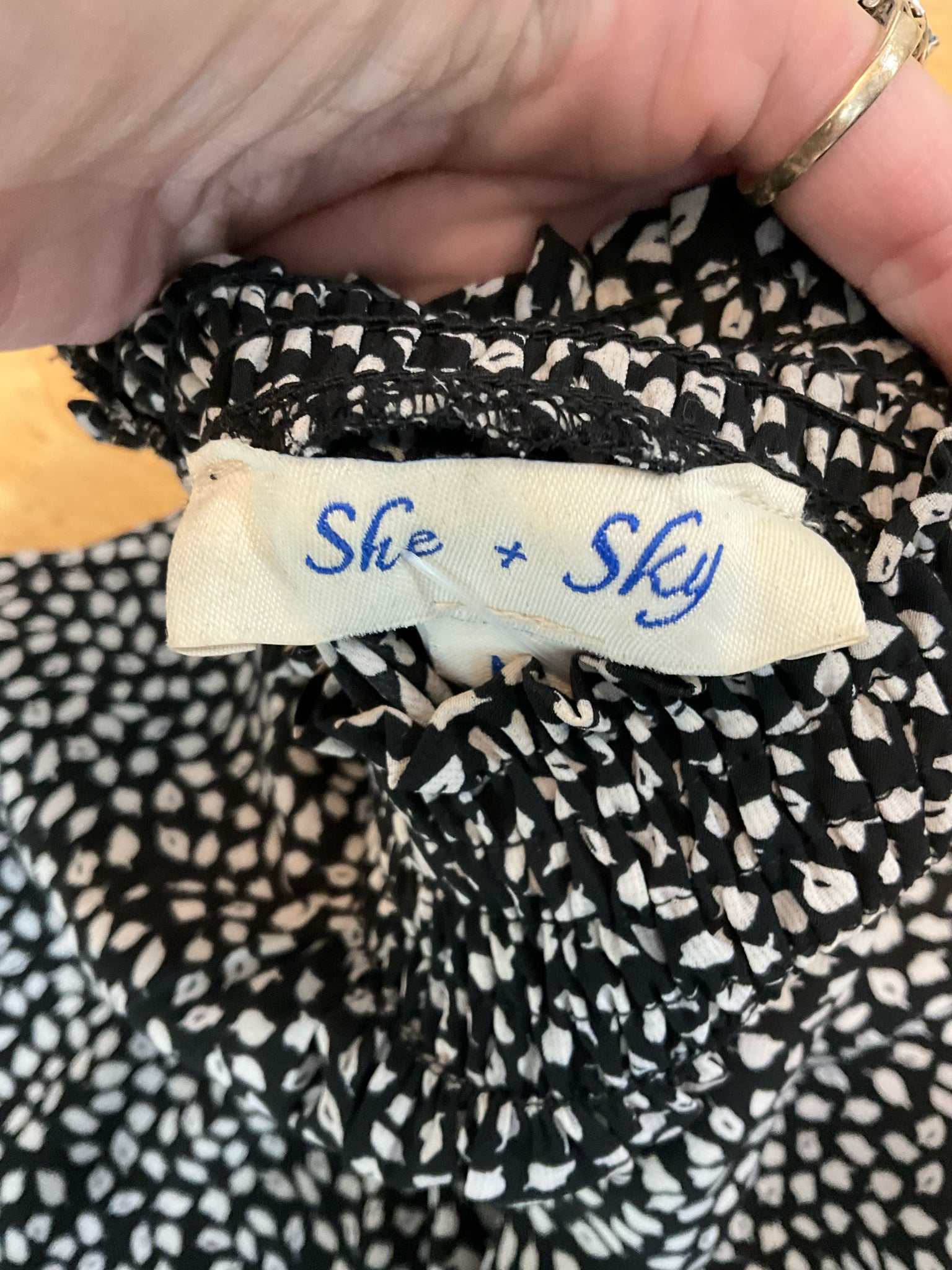 She + Sky Size M black/white Leaves Pre-Owned Ladies Casual Top - Downstairs