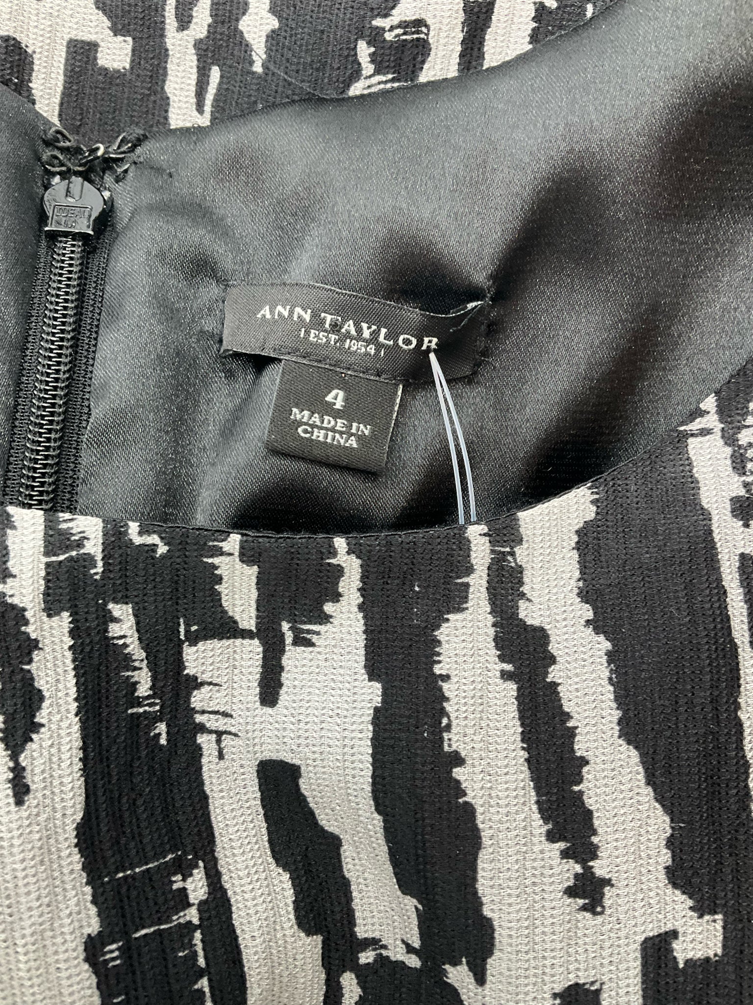 Ann Taylor White/Black Print Pre-Owned Ladies Dress - Size 4
