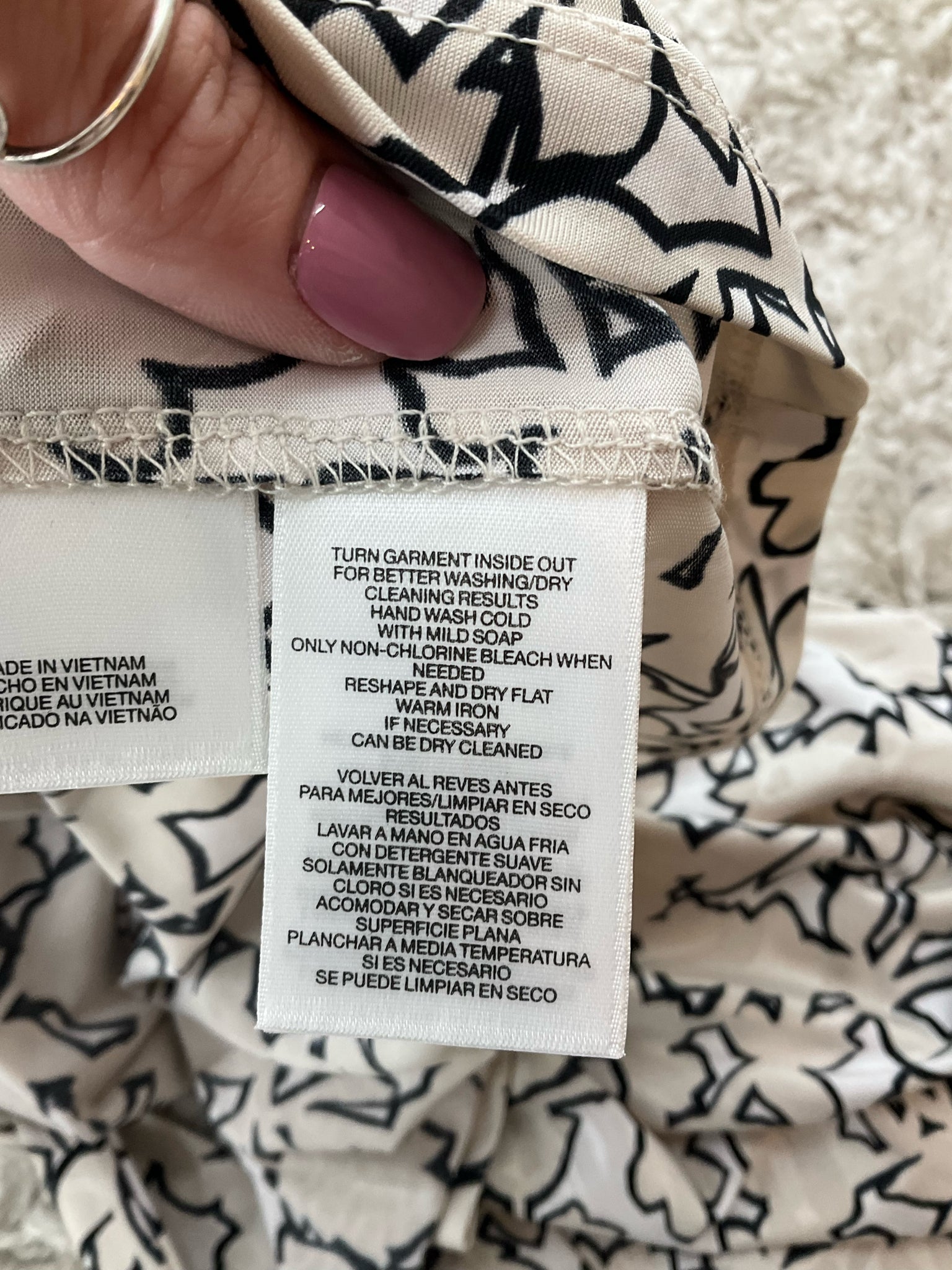 Jones New York tan and white print tie-neck sleeveless blouse, v-neck style, suitable for business casual workwear.