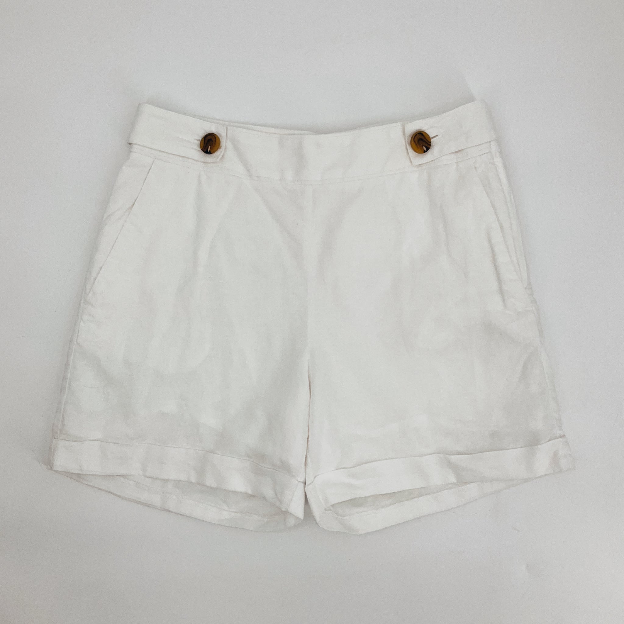 High-waisted white cuffed shorts by a loves a, featuring pleats, perfect for casual resort wear. Size 2.
