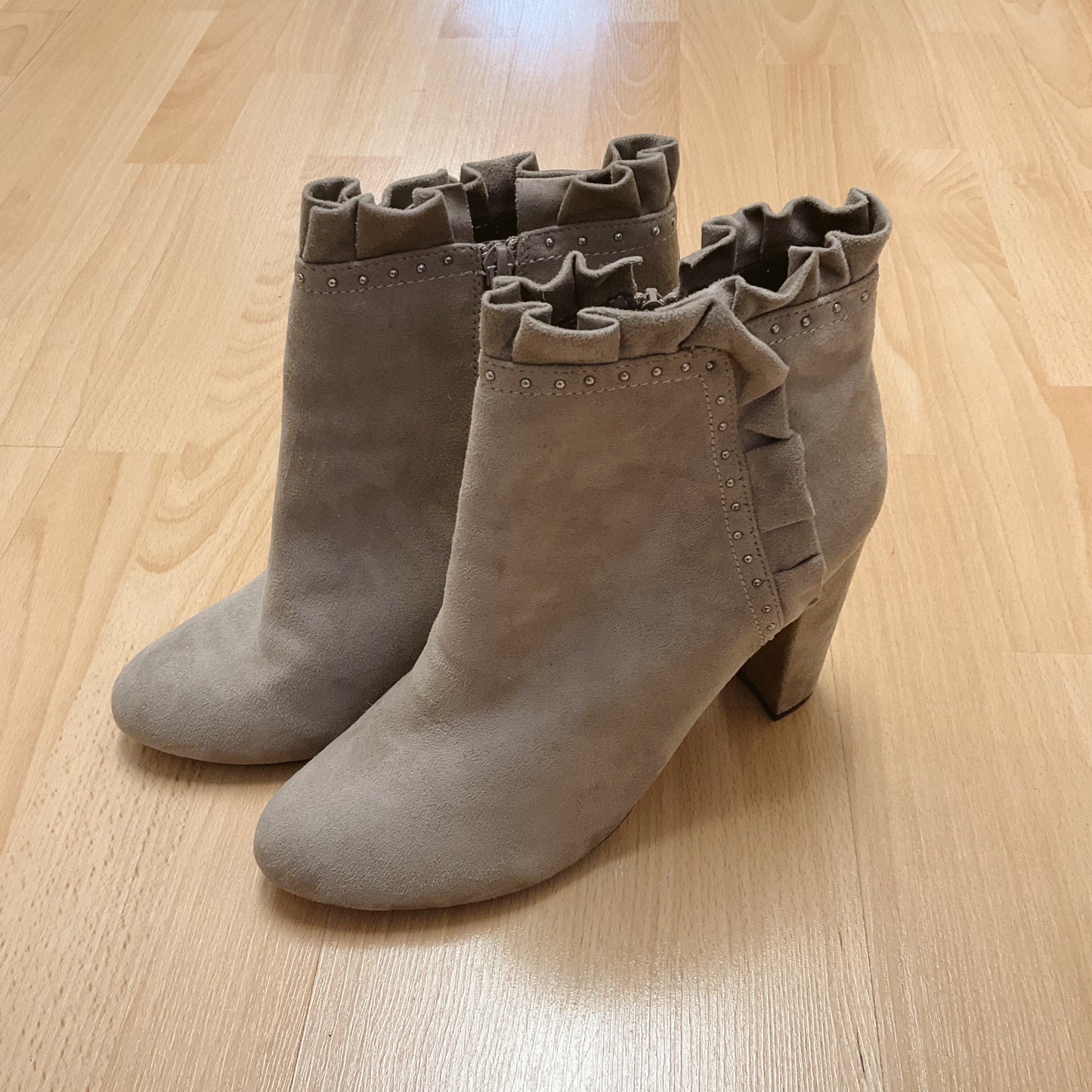 XOXO Shoe Size 11 Tan Suede Pre-Owned Booties