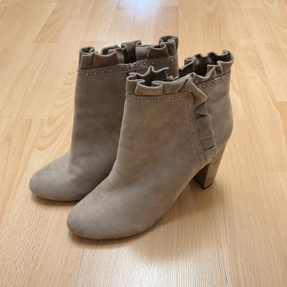 XOXO Shoe Size 11 Tan Suede Pre-Owned Booties