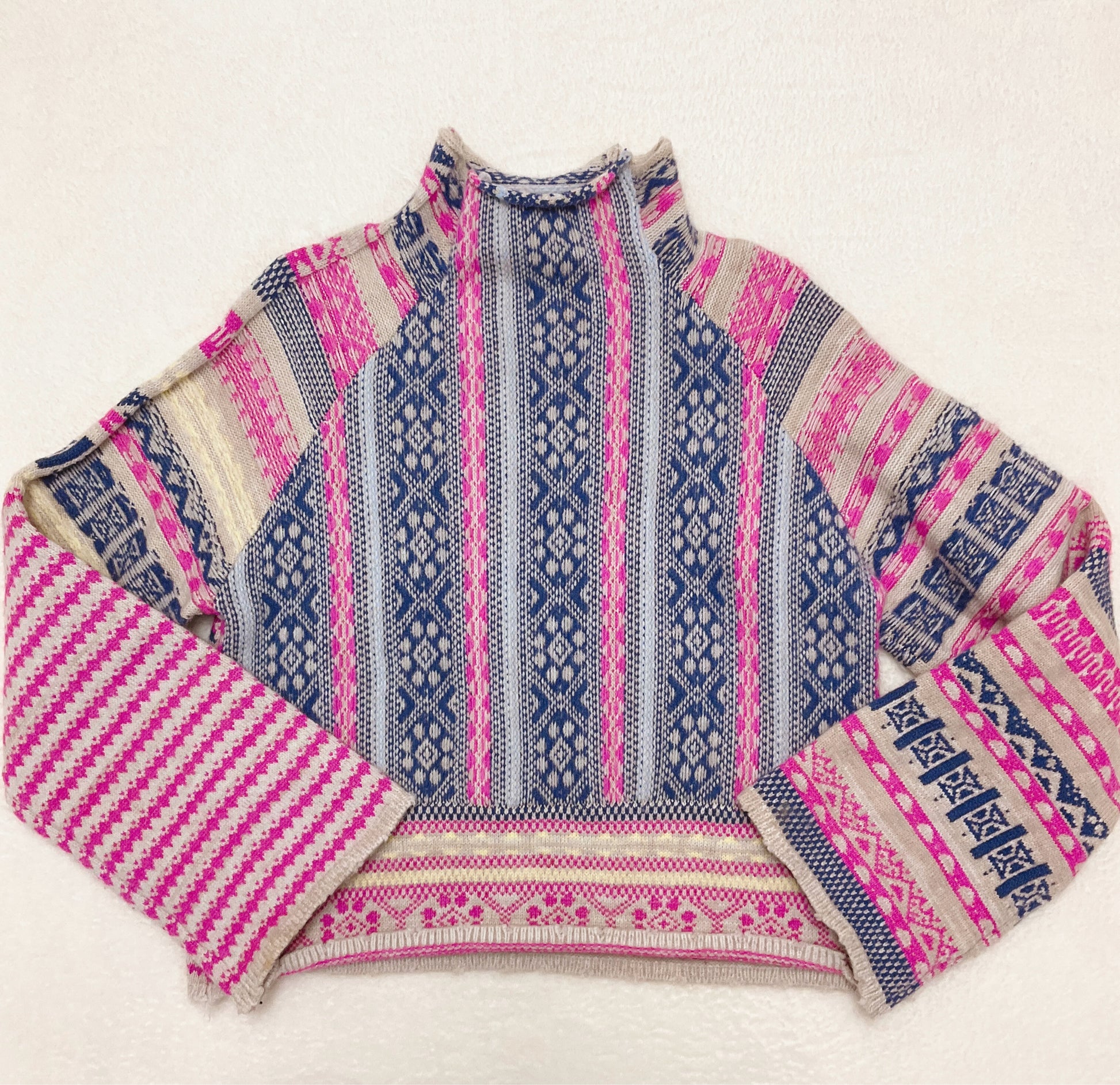 Fate Size Medium Pink/Blue Print Pre-Owned Casual Sweater