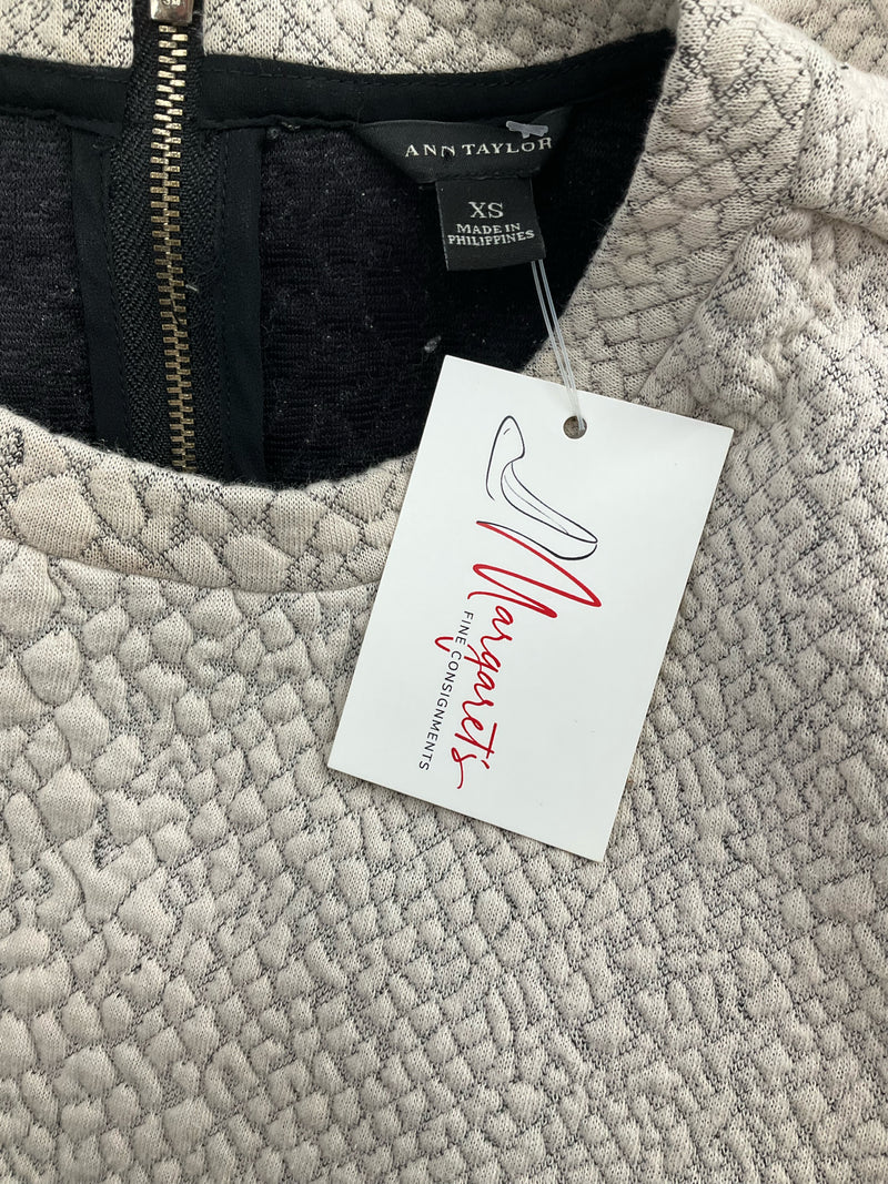 Ann Taylor Tan Print Pre-Owned Ladies Top - Size XS