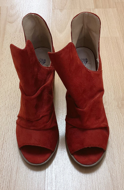 GC Shoes Shoe Size 7.5 Burnt Orange suede booties