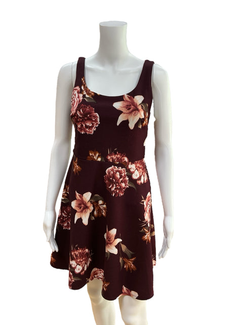 Blu Pepper Maroon Floral Pre-Owned Ladies Dress - Size Small displayed on a mannequin, showcasing its fit and flare silhouette and botanical print.