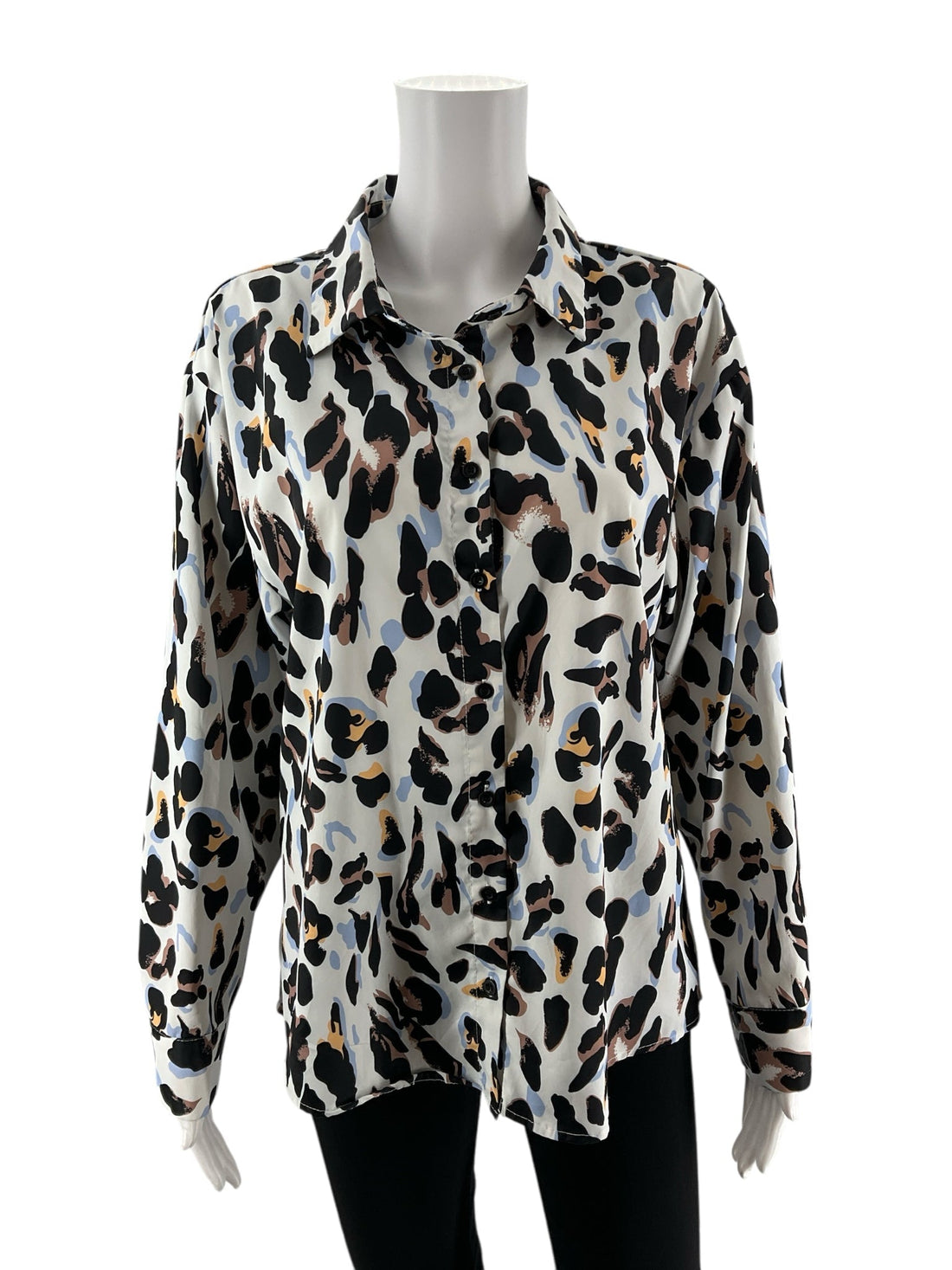 Beachsiss white and black animal print button-down blouse, collared shirt in size medium for casual or workwear.
