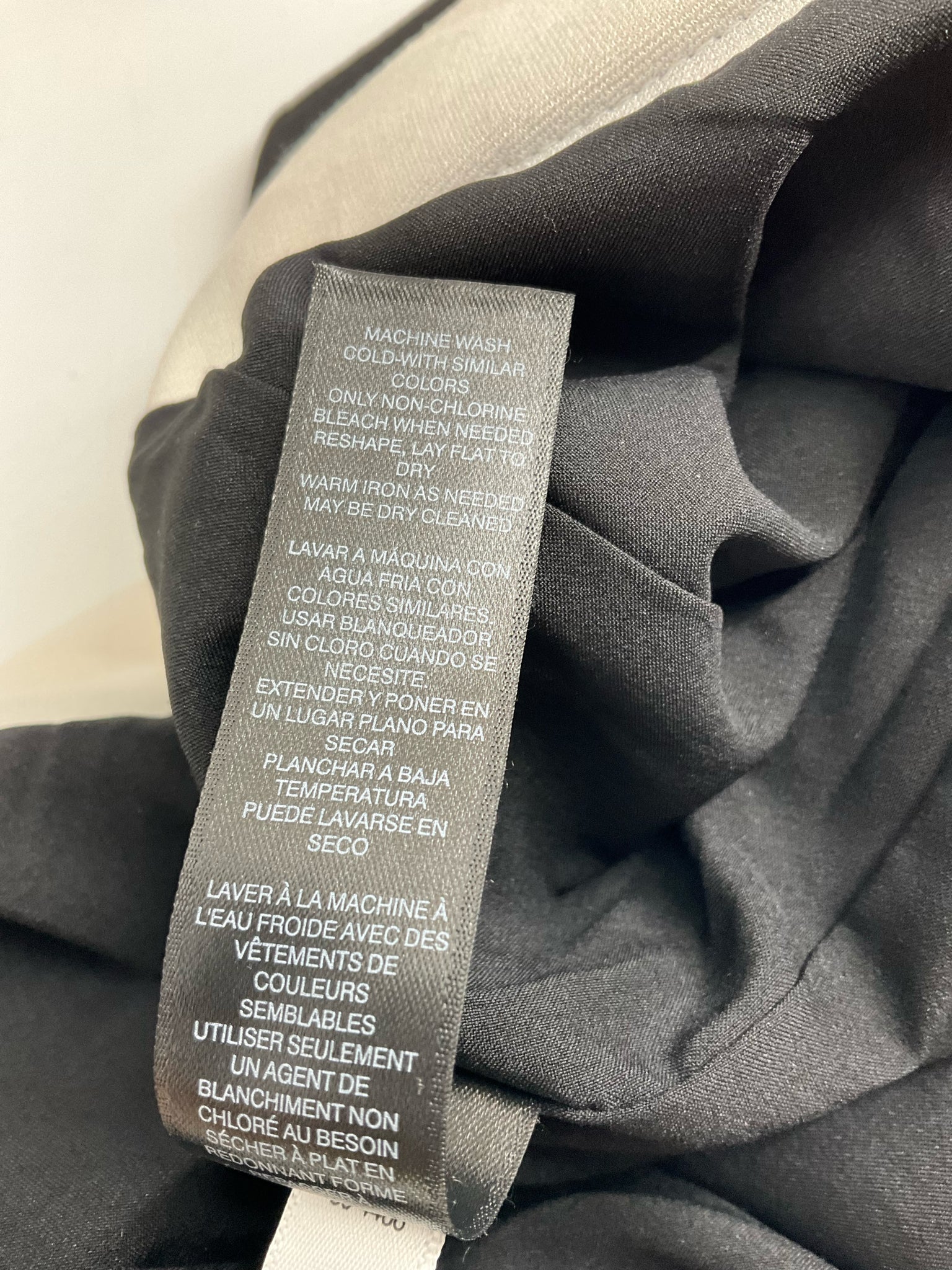 White House Blk Mkt - Black/Cream Solid Pre-Owned Ladies Skirt - Size 0 - Margaret’s Fine Consignment