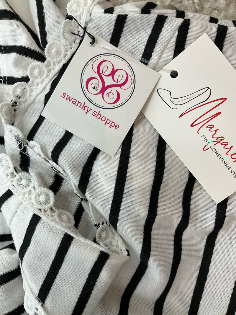 Swanky Shoppe Black/White Stripe Pre-Owned Ladies New with Tags Top - Size Medium