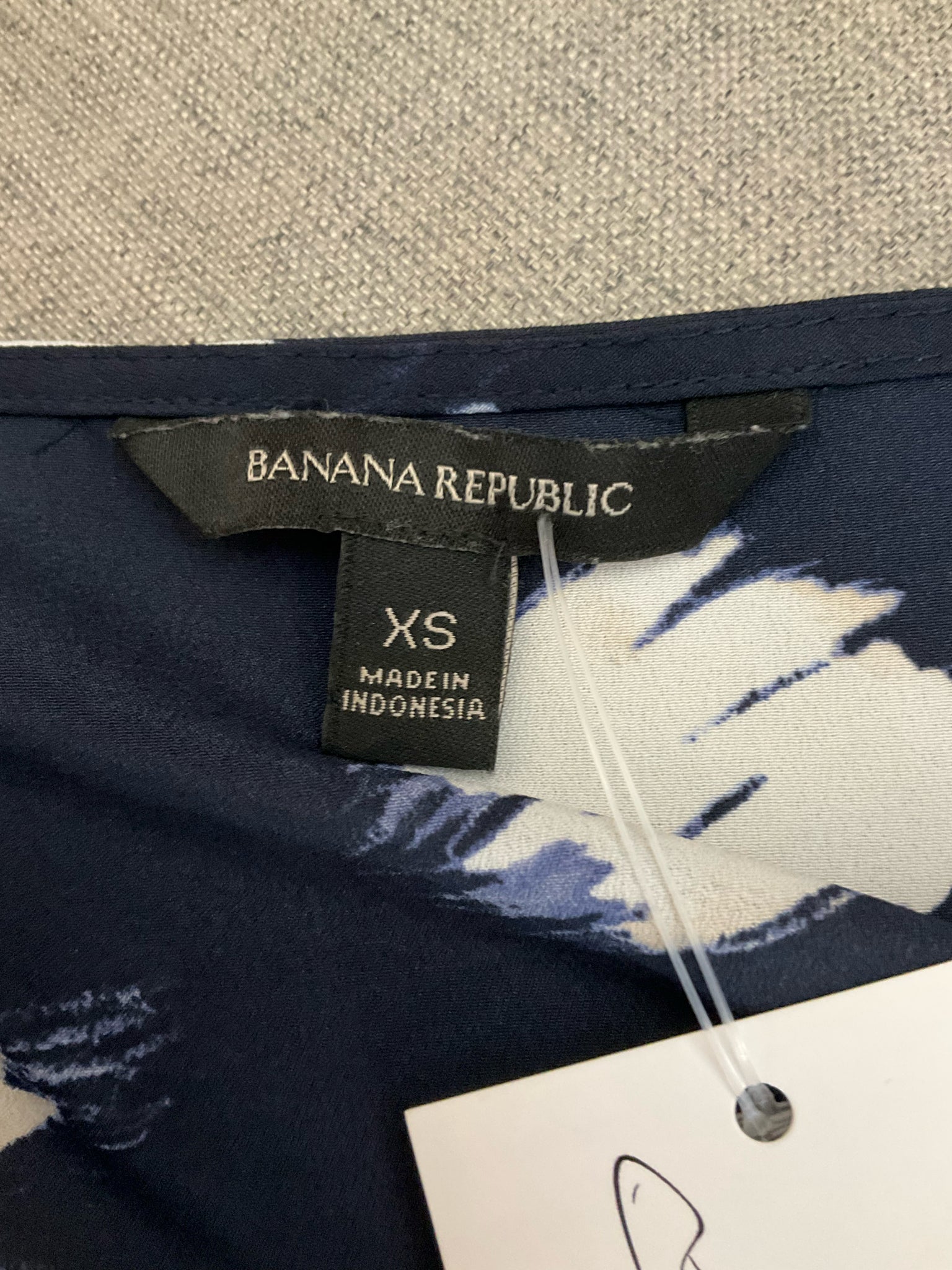 Banana Republic Size XS white/navy Print Pre-Owned Casual Top - Downstairs
