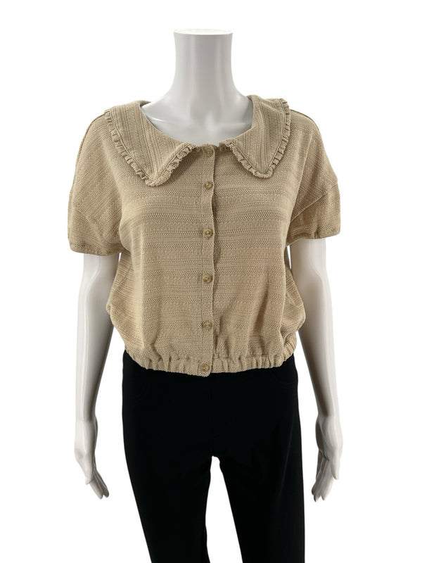Front view of Madewell tan scallop-trimmed Peter Pan collar knit cardigan on mannequin. Pre-owned, short sleeve, button-up style in Size Small.
