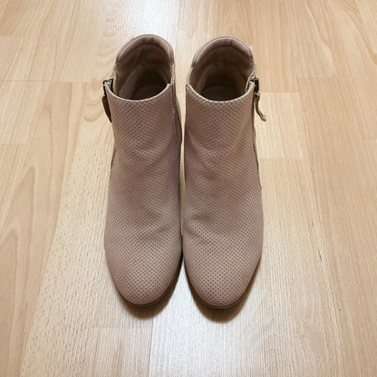 soul naturalizer Shoe Size 8.5 Tan suede booties