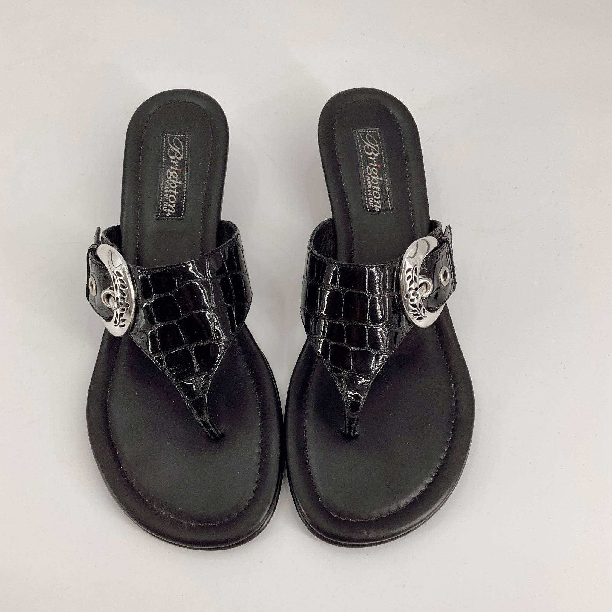 Pre-owned Brighton black buckle flip flop sandals in size 7.5, featuring textured straps and cushioned soles for comfort and chic appeal.
