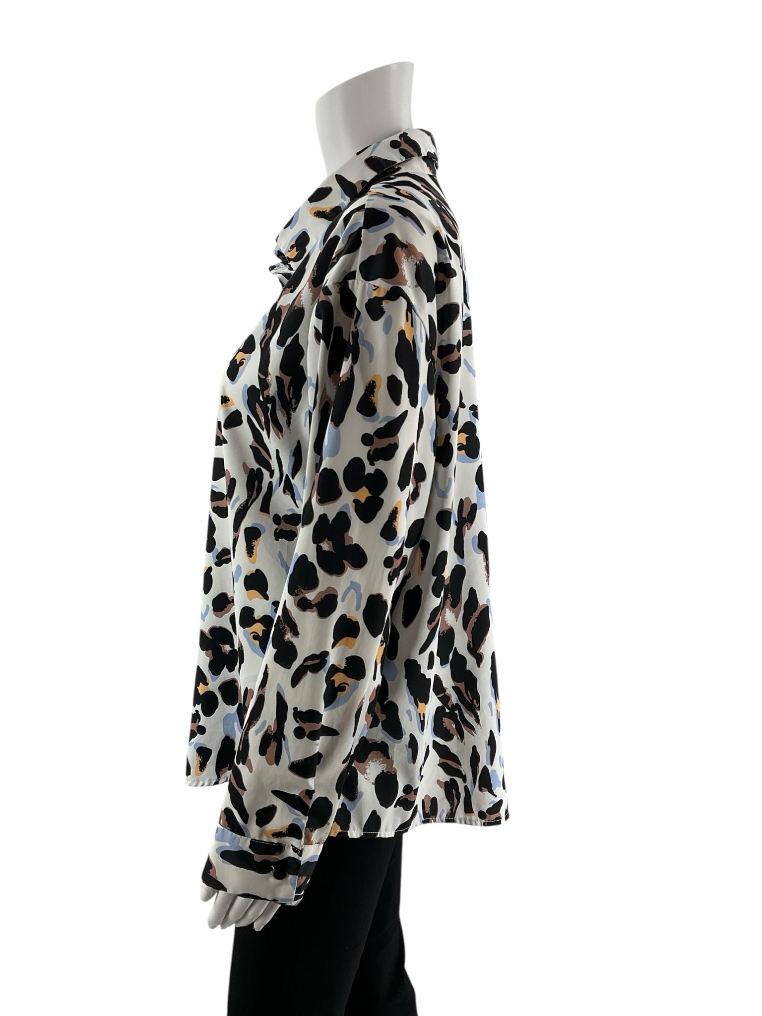 Beachsiss white and black animal print button-down blouse for women, size medium, featuring a classic collar.