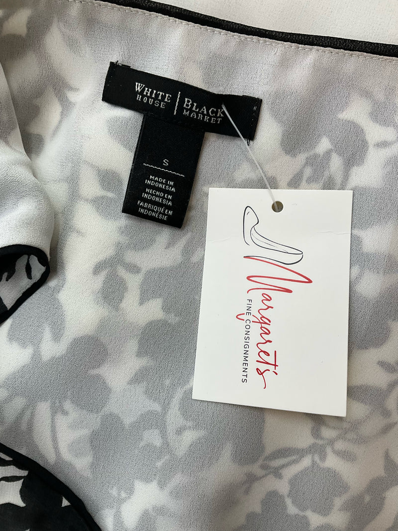 White House Black Market White/Black Floral Pre-Owned Ladies Top - Size Small