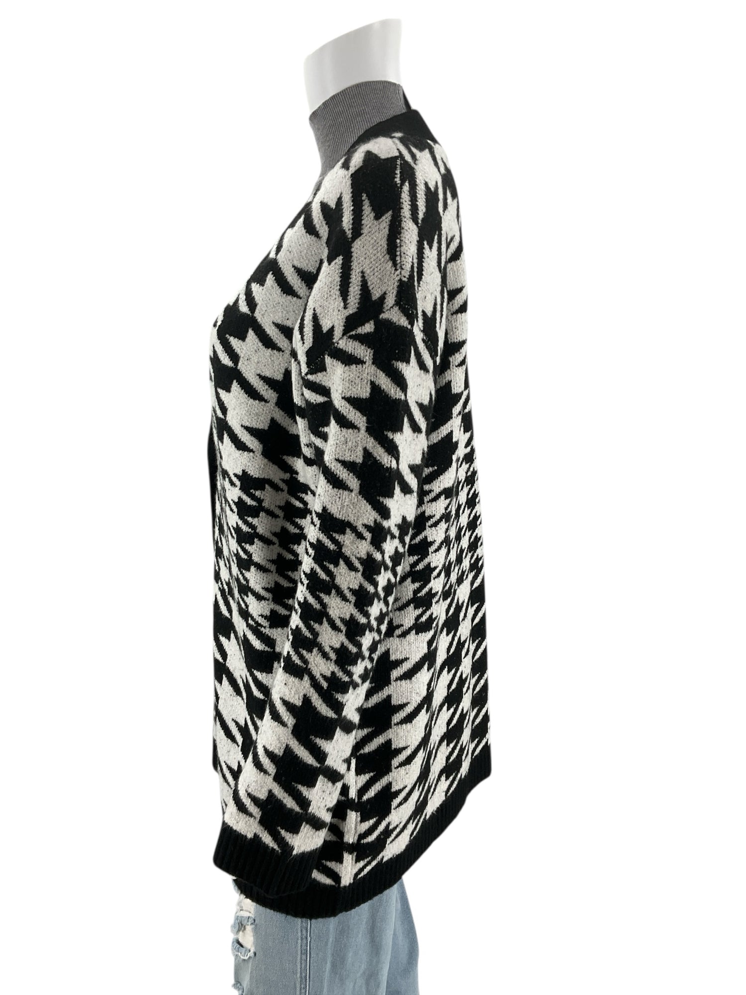 Talbots White/Black Houndstooth Pre-Owned Ladies Shrug - Size Medium