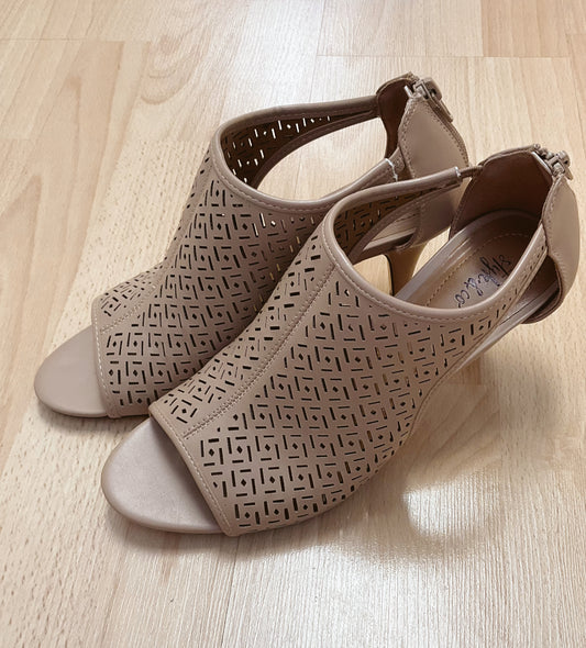 Style & Co Shoe Size 9 Tan cutout Heel