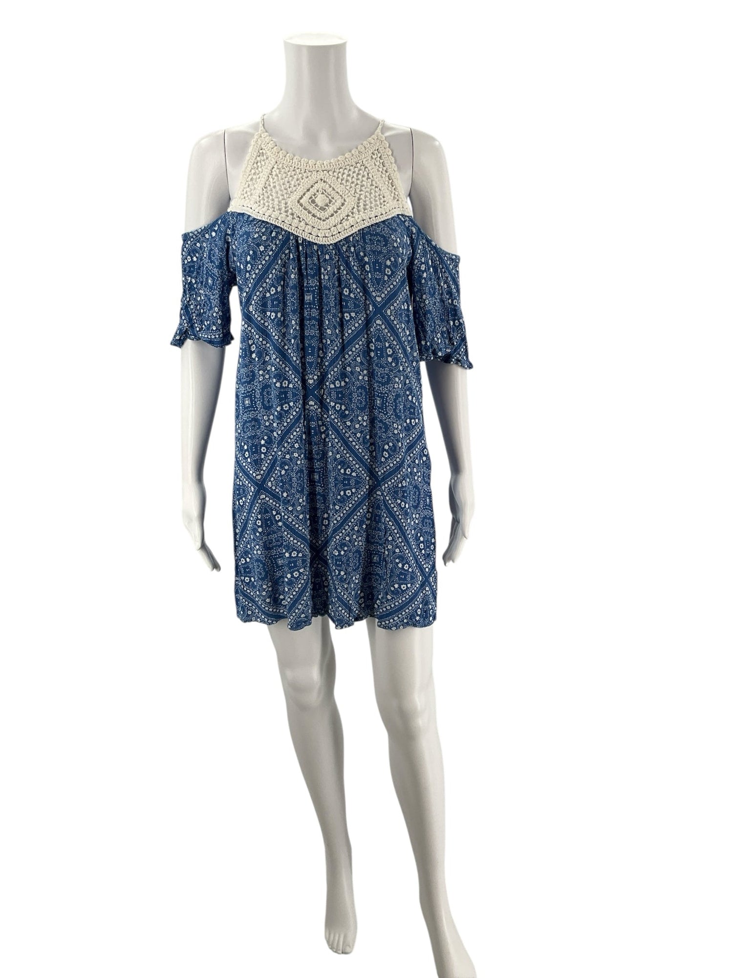 Speechless blue and white print pre-owned ladies dress in size large, featuring a stylish design and flowy fabric.
