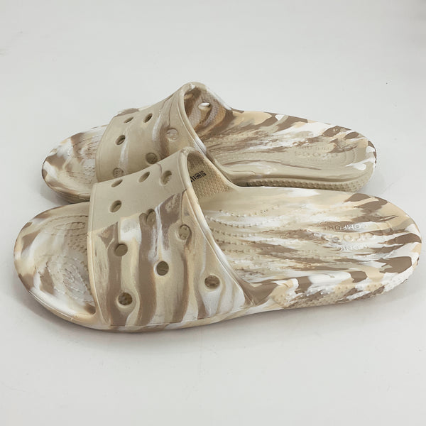 Crocs Tan/White Tye Dye Pre-Owned Ladies Sandals Size 8 with marbled Croslite foam, ideal for beachwear and casual comfort.