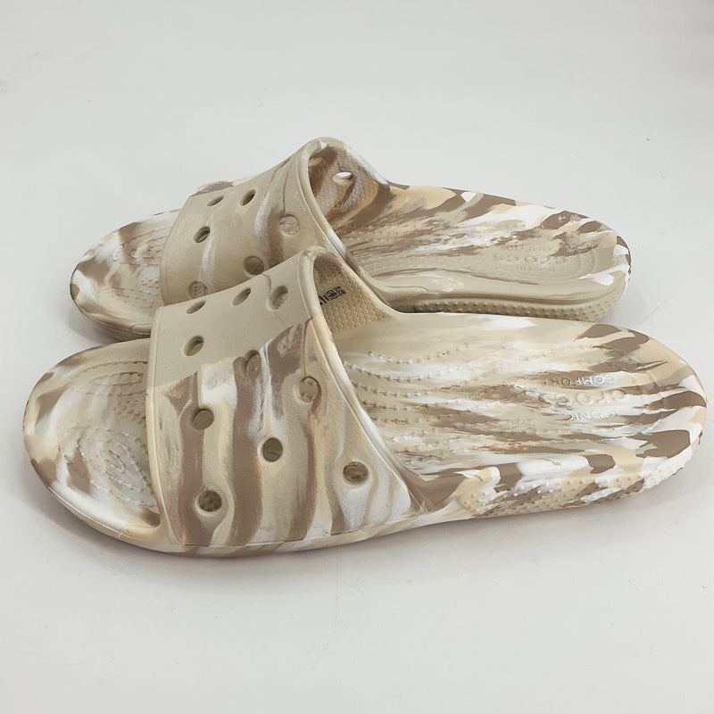 Crocs Tan/White Tye Dye Pre-Owned Ladies Sandals Size 8 with marbled Croslite foam, ideal for beachwear and casual comfort.