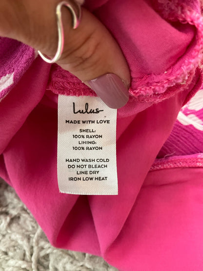 Lulus pink and white floral pre-owned ladies dress in size large, featuring a vibrant floral pattern on lightweight fabric.