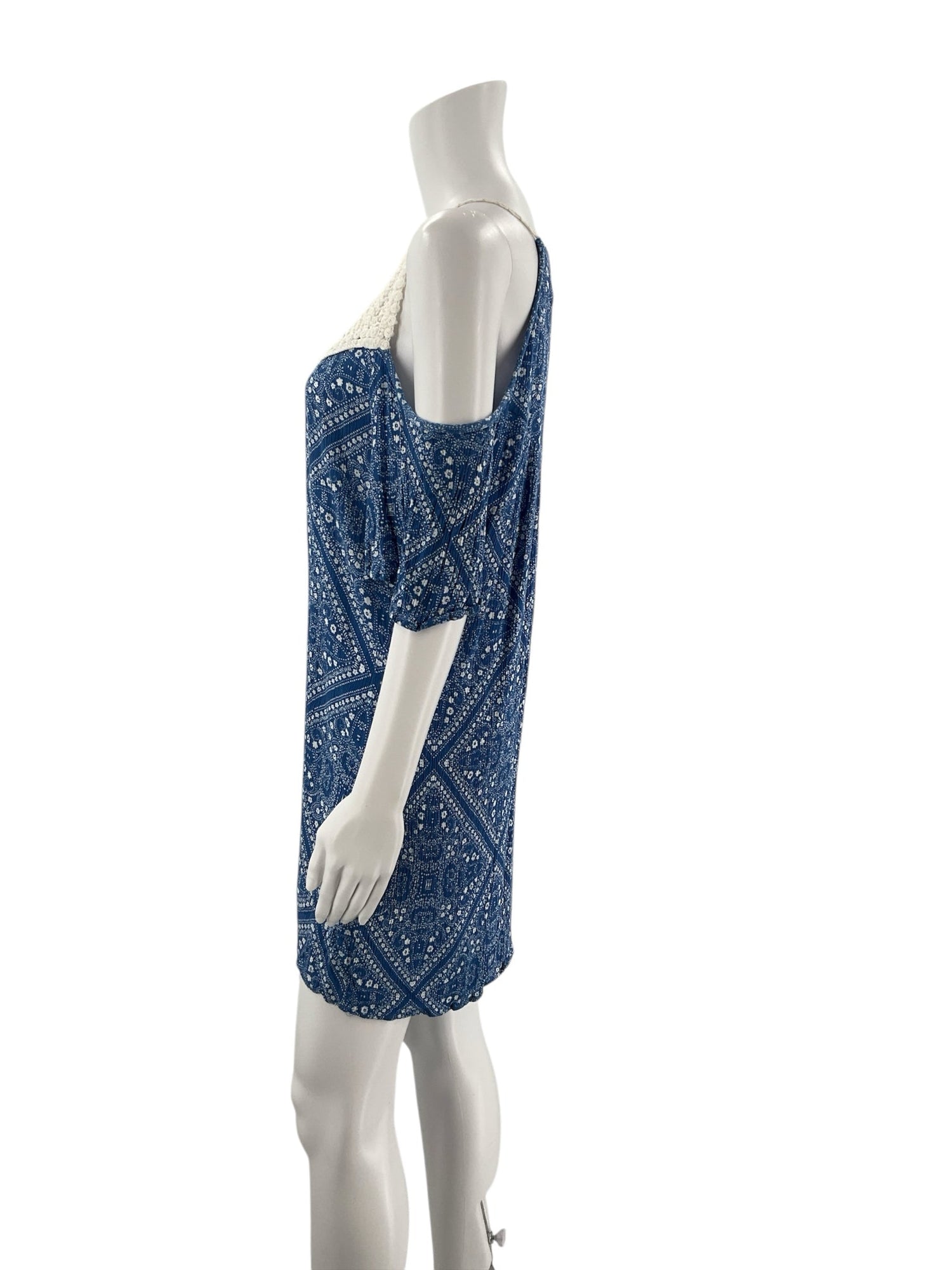 Speechless blue and white print pre-owned ladies dress in size large, featuring a flowy design and stylish patterns.