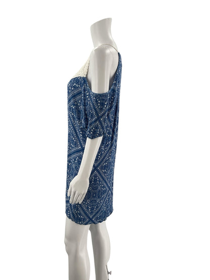 Speechless blue and white print pre-owned ladies dress in size large, featuring a flowy design and stylish patterns.