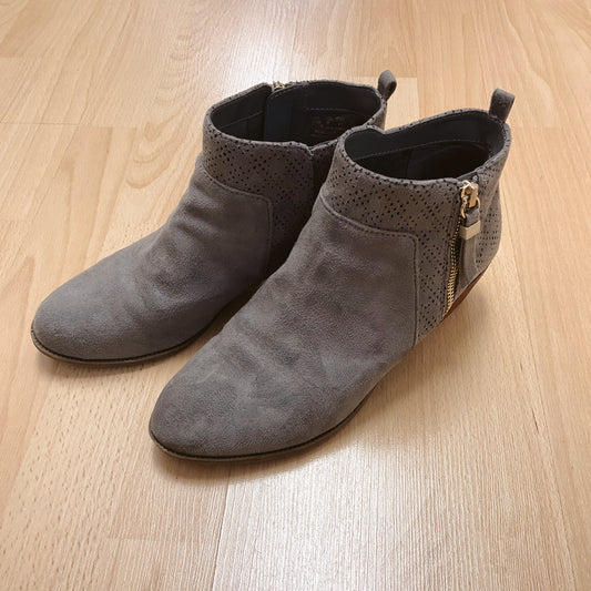 dr scholls Shoe Size 8.5 Gray suede booties