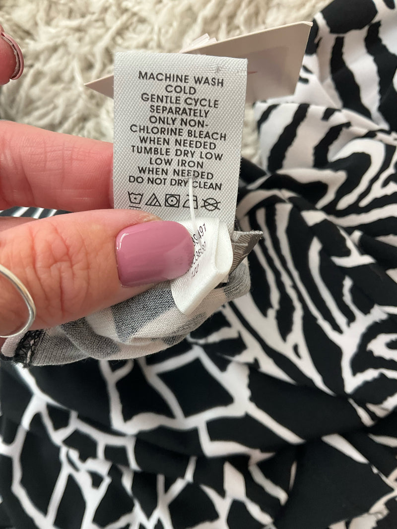 Travelers By Chico's Black/White Print Pre-Owned Ladies Top - Size Small