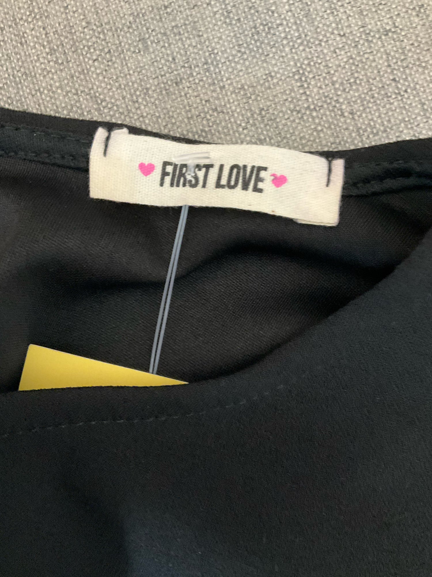 First Love Size S Black Solid Pre-Owned Ladies Casual Top - Downstairs