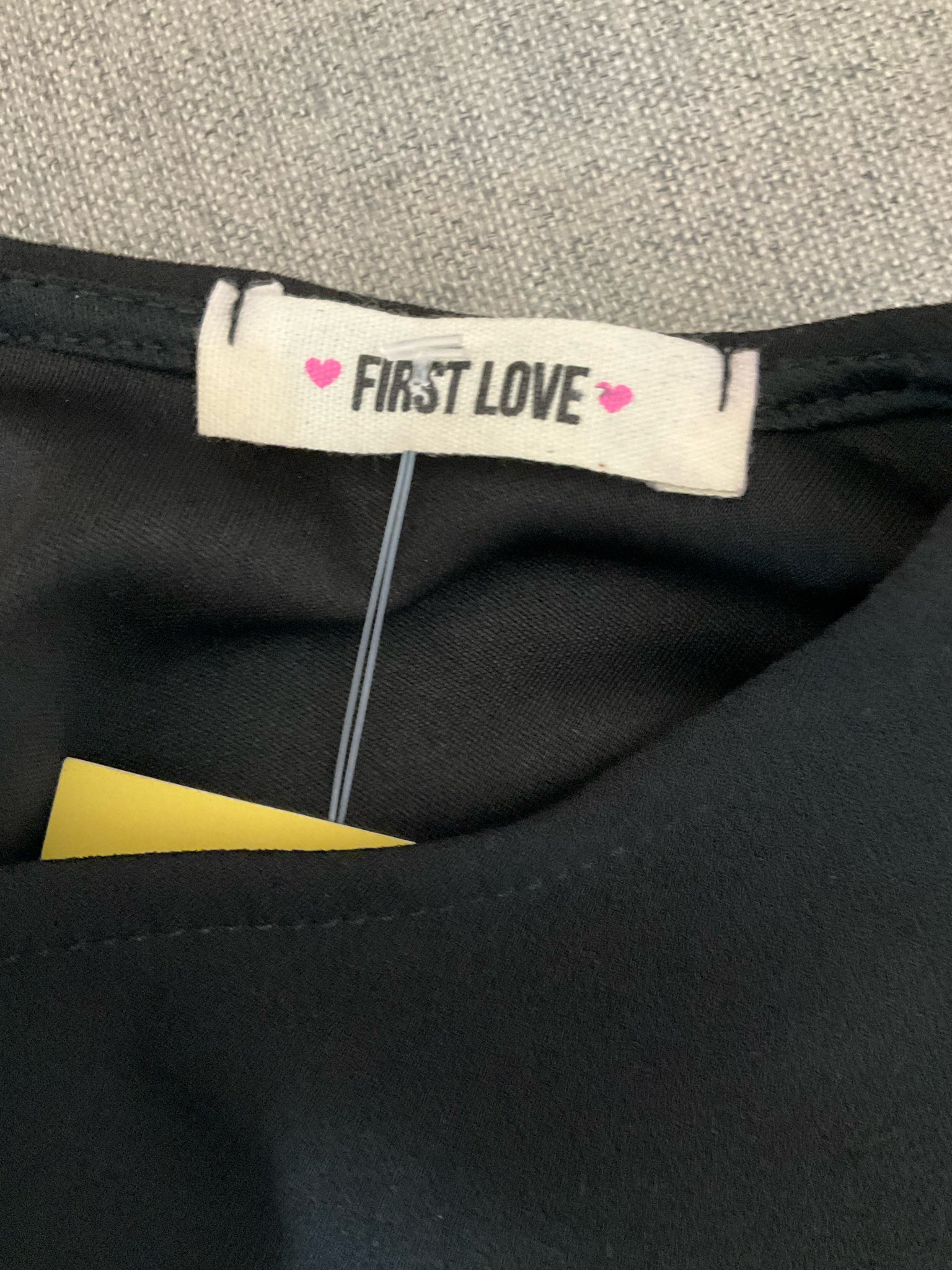 First Love Size S Black Solid Pre-Owned Ladies Casual Top - Downstairs