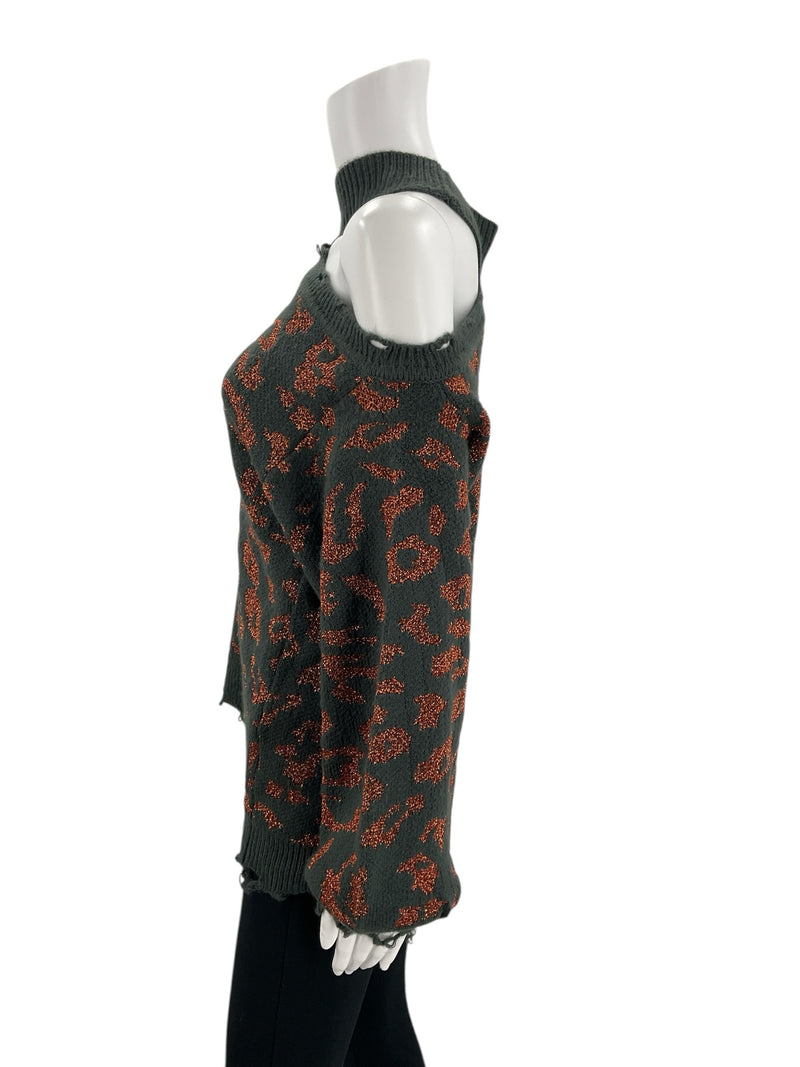 Side profile of Entro Gray/Copper Print Top showing unique shoulder cutout and relaxed fit, great for trendy casual outfits.