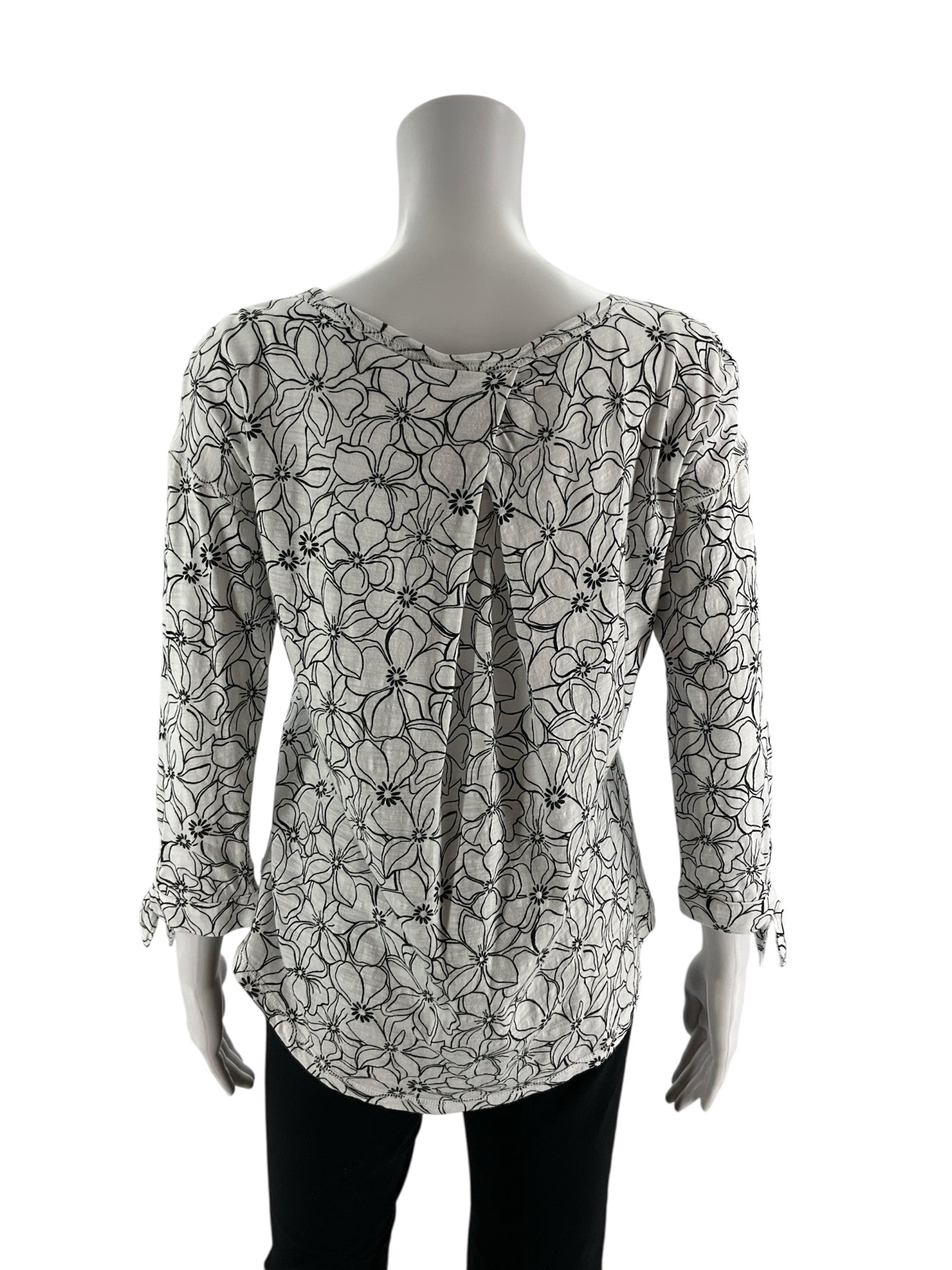 T by Talbots White/Black Floral Pre-Owned Ladies Top - Size XS - Margaret’s Fine Consignment