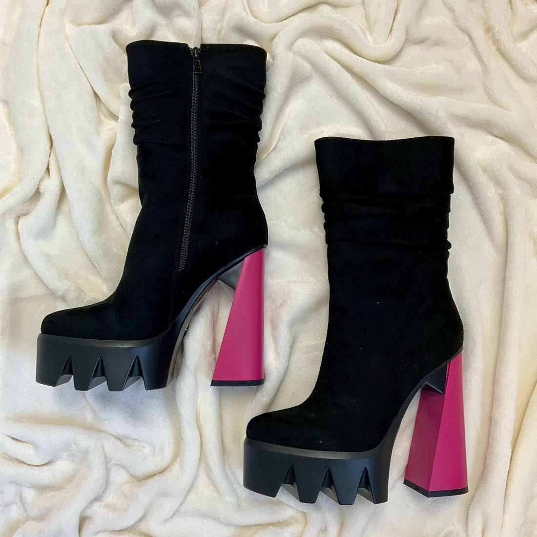 Lamoda Black/Pink Ladies Pre-Owned Boots - Size 7 - Margaret’s Fine Consignment