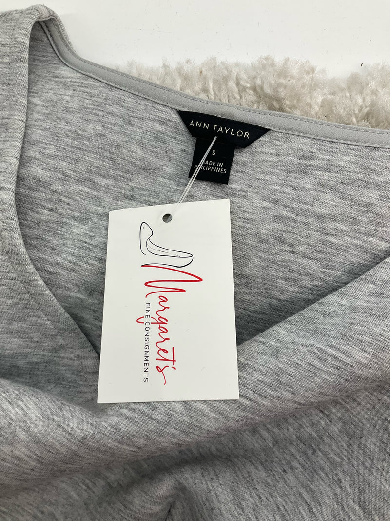 Ann Taylor Gray Heathered Pre-Owned Ladies Top - Size Small