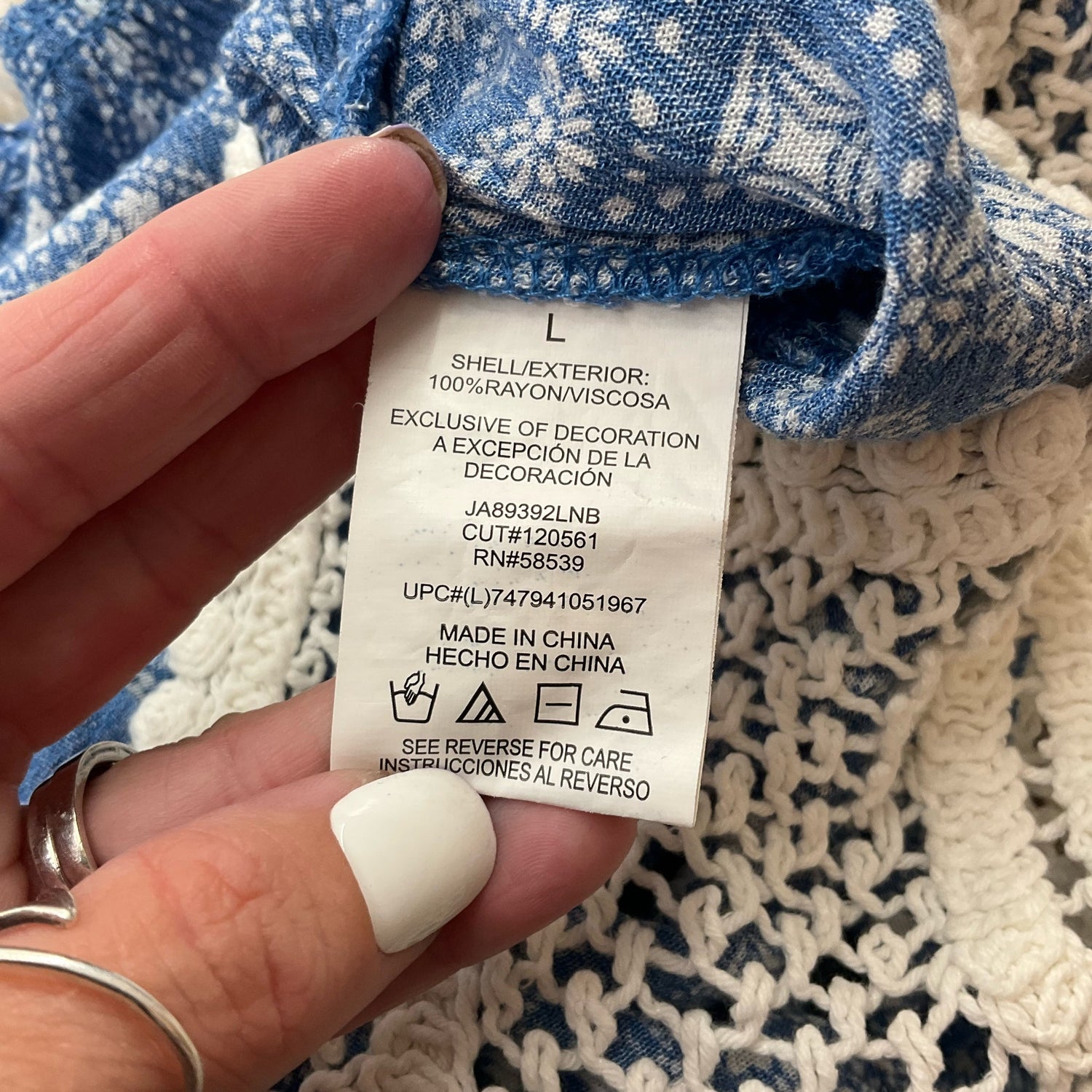 Speechless blue and white print pre-owned ladies dress in size large, featuring a flowing design and elegant neckline.