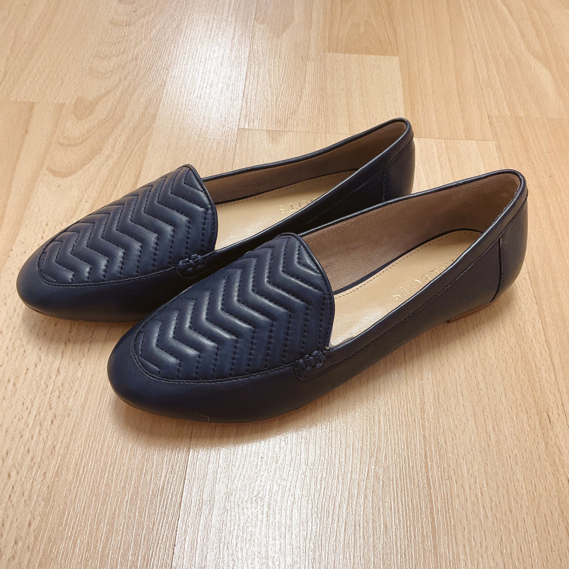 Talbots Shoe Size 6 Navy Quilted Pre-Owned Flats, consignment