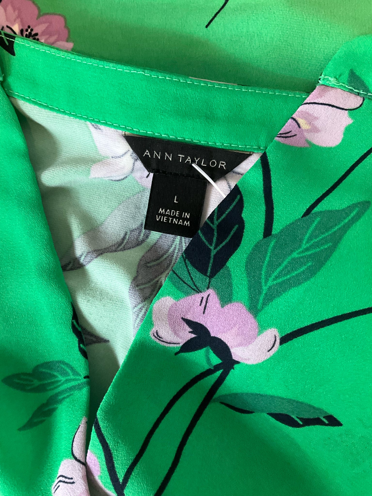 Ann Taylor green/purple Cap Sleeve Green &amp; Purple Floral Flutter Sleeve Blouse Top Size Large - Size L