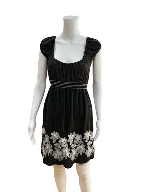 Studio M Black/White Floral Pre-Owned Ladies Dress - Size XS displayed on mannequin. A-line mini dress with white floral embroidery and fit & flare silhouette.