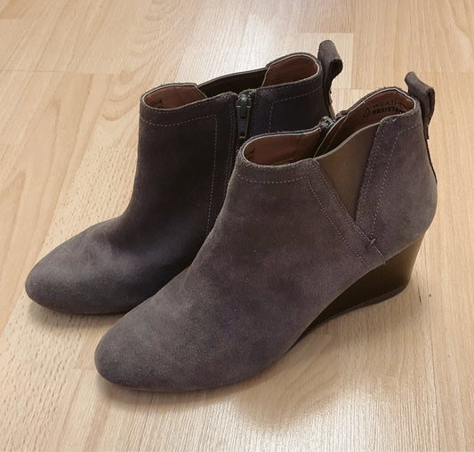 Vionic Shoe Size 8.5 Taupe suede booties