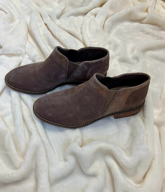 Clarks Shoe Size 5.5 Taupe suede booties